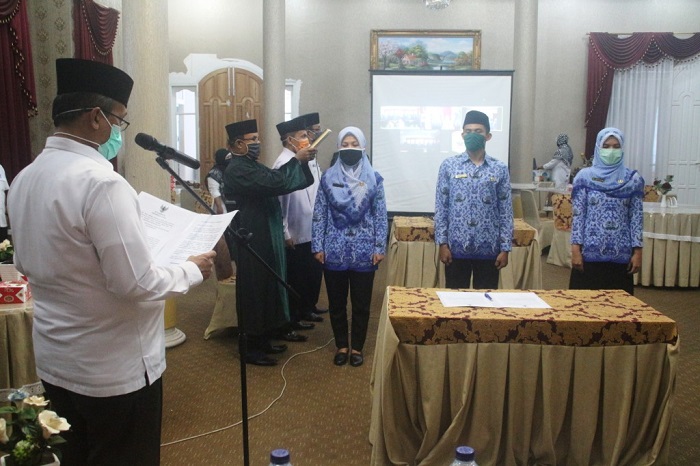 Bupati Solok Gusmal ketika mengambil sumpah PNS.